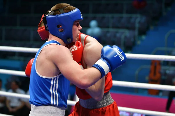 Orenburg, Rusya - 7 Mayıs 2017: Çocuk boksörler arasında 1999-2000 yılları arasında Rusya Şampiyonası 'na katılan boksörler