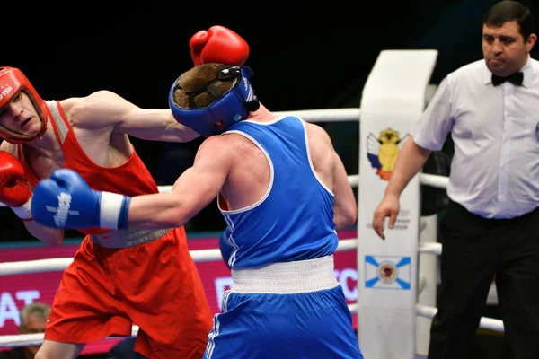 Orenburg, Rusya - 7 Mayıs 2017: Çocuk boksörler arasında 1999-2000 yılları arasında Rusya Şampiyonası 'na katılan boksörler