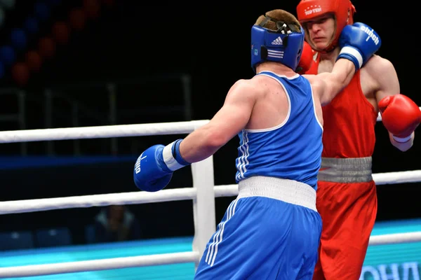 Orenburg, Rusya - 7 Mayıs 2017: Çocuk boksörler arasında 1999-2000 yılları arasında Rusya Şampiyonası 'na katılan boksörler