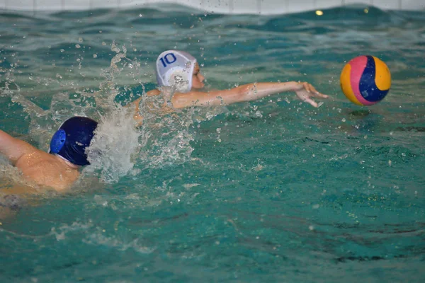 Orenburg, Rusya Federasyonu - ebilmek 4, 2017 yıl: çocuklar su topu şehir su topu turnuvasında oynamak