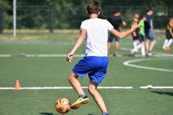 オレンブルク ロシア連邦 2017 男の子は市ミニ サッカー大会にサッカーをプレイし 庭から 2017 年のスポーツ — ストック写真