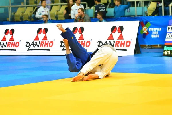 Orenburg, Rusya Federasyonu - Mayıs 12-13 yıl 2018: Boys Judo Avrupa Judo Kupası için rekabet