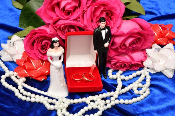 结婚戒指和一束粉红色的玫瑰花 — 图库照片