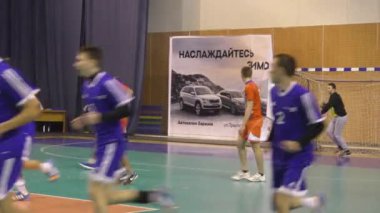 Orenburg, Rusya - 13 Şubat 2018: Orenburg 'un ilk valisi Ivan Ivanovich Neplueva anısına erkekler hentbol uluslararası hentbol turnuvasında oynuyor