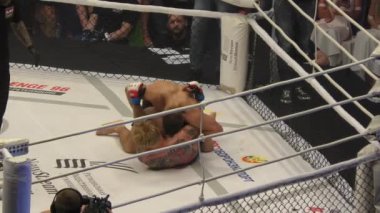 Orenburg, Rusya Federasyonu - 15 Haziran 2018 yıl: savaşçılar karışık dövüş sanatları (M-1 Challenge 94) turnuvasında 