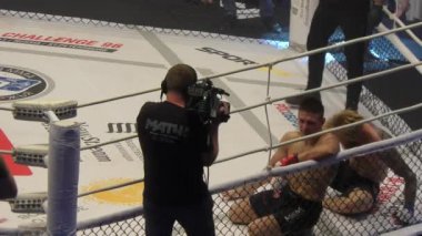 Orenburg, Rusya Federasyonu - 15 Haziran 2018 yıl: savaşçılar karışık dövüş sanatları (M-1 Challenge 94) turnuvasında 