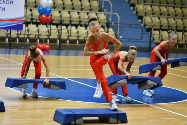オレンブルク ロシア連邦 2017 スポーツ エアロビクス フィットネスとスポーツのエアロビクスのオレンブルク地域のコップのためにスポーツ エアロビクスで女の子の競争 — ストック写真