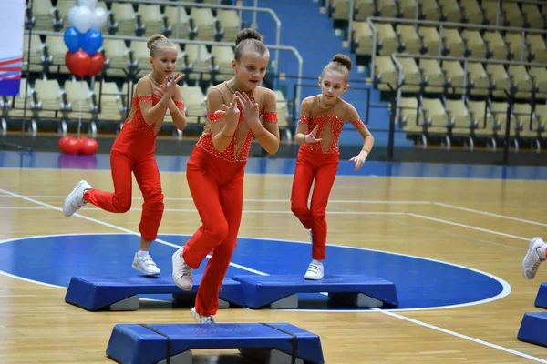 Όρεμπουργκ Ρωσία Έτος Δεκεμβρίου 2017 Κορίτσια Ανταγωνίζονται Σπορ Αερόμπικ Στο — Φωτογραφία Αρχείου