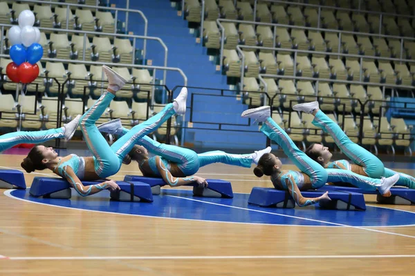 オレンブルク ロシア連邦 2017 スポーツ エアロビクス フィットネスとスポーツのエアロビクスのオレンブルク地域のコップのためにスポーツ エアロビクスで女の子の競争 — ストック写真