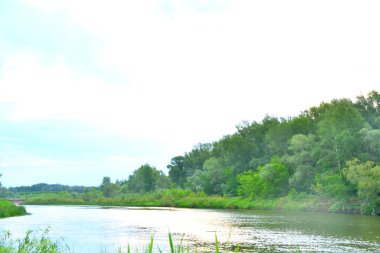 Nehri üzerinde sabah bulutlu hava yaz