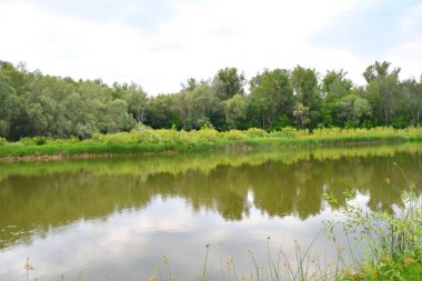 Nehri üzerinde sabah bulutlu hava yaz