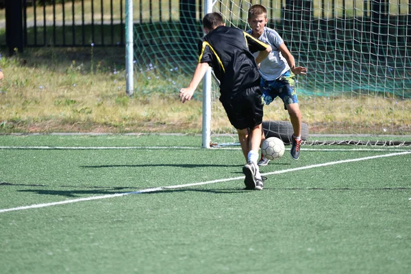 オレンブルク ロシア連邦 2017 男の子は市ミニ サッカー大会にサッカーをプレイし 庭から 2017 年のスポーツ — ストック写真