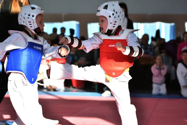 Orenburg Rosja Stycznia 2018 Roku Dzieci Rywalizują Taekwondo Mistrzostwach Szkoły — Zdjęcie stockowe