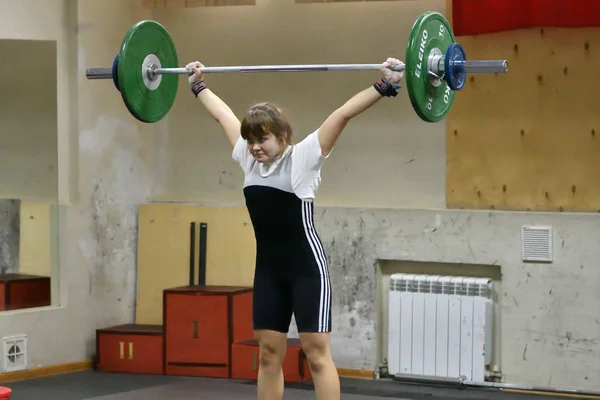 Orenburg ロシア 2017年12月16日 女の子は重量挙げとCuの選手権フィールドで重量挙げで競います — ストック写真