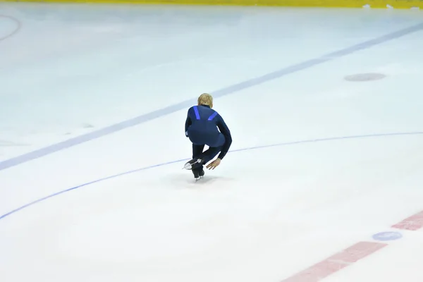 Junge Schlittschuhläufer Auf Eissportarena — Stockfoto