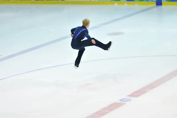 在冰上运动竞技场上溜冰的男孩滑冰 — 图库照片