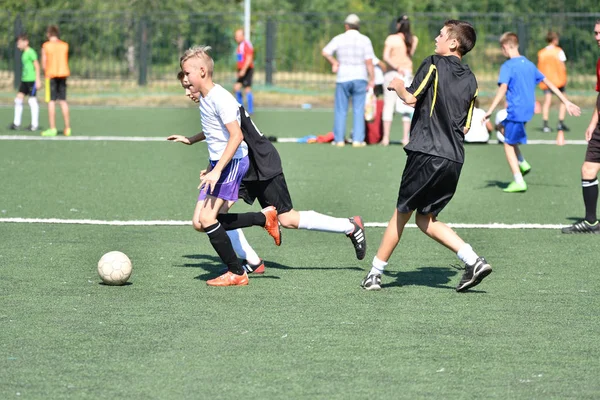 Όρεμπουργκ Ρωσία Έτος Αυγούστου 2017 Αγόρια Παίξτε Ποδόσφαιρο Στην Πόλη — Φωτογραφία Αρχείου