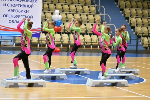 オレンブルク ロシア連邦 2017 スポーツ エアロビクス フィットネスとスポーツのエアロビクスのオレンブルク地域のコップのためにスポーツ エアロビクスで女の子の競争 — ストック写真