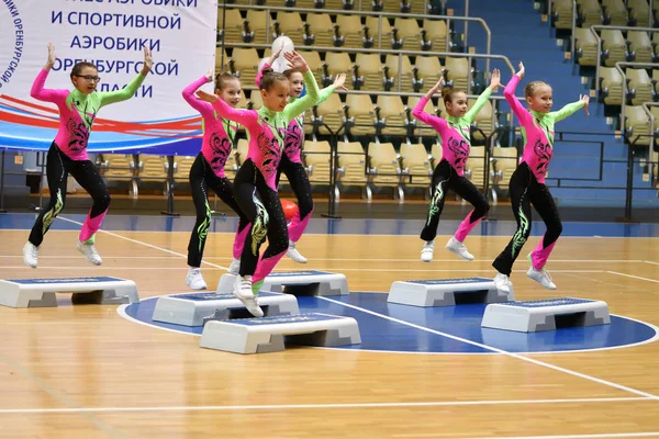 Orenburg Rusia Diciembre 2017 Año Las Niñas Compiten Aeróbic Deportivo —  Fotos de Stock