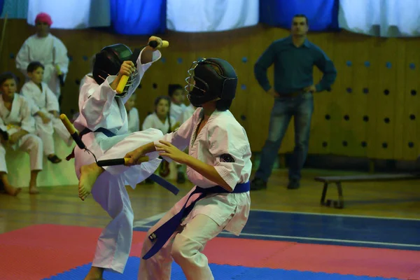 奥伦堡 俄罗斯 2016 男孩在双节棍冠军和市冠军在 Kobudo 上竞争 — 图库照片