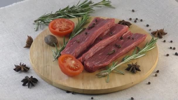 Gesneden Rundvlees Snijplank Met Rozemarijn — Stockvideo