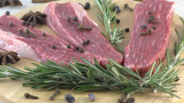 Carne Affettata Sul Tagliere Con Rosmarino — Video Stock