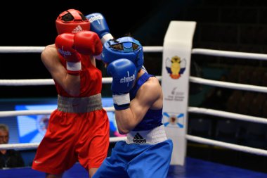 Orenburg, Rusya Federasyonu - 2017 yılı 6 Mayıs: çocuklar boksörler rekabet boks gençler, 1999-2000 d. arasında Rusya Şampiyonası