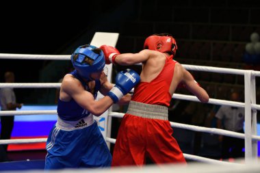 Orenburg, Rusya Federasyonu - 2017 yılı 6 Mayıs: çocuklar boksörler rekabet boks gençler, 1999-2000 d. arasında Rusya Şampiyonası