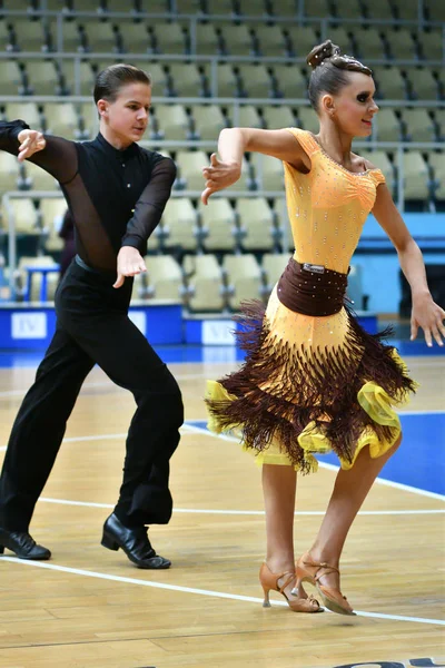 奥伦堡 俄罗斯 2016 女孩和男孩跳舞公开赛和奥伦堡中体育舞蹈的杯子 — 图库照片
