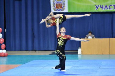 Orenburg, Rusya, 26-27 Mayıs 2017 yıl: gençler rekabet spor akrobasi Açık Şampiyonası spor akrobasi içinde