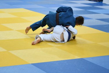 İki kız li kimono içinde rekabet tatam üzerinde