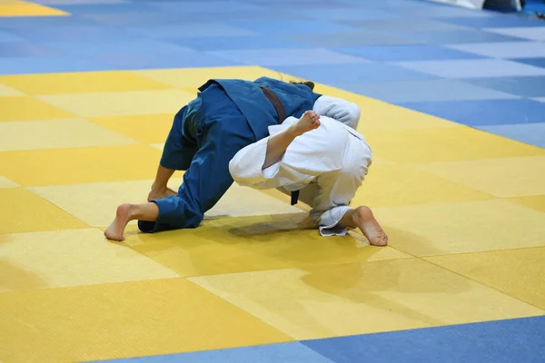 Twee Meisjes Judoka Kimono Concurreren Tatam — Stockfoto