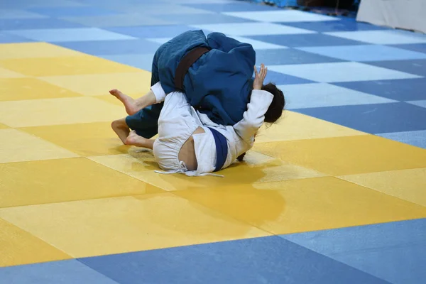 Dos Chicas Judoka Kimono Compiten Tatam —  Fotos de Stock