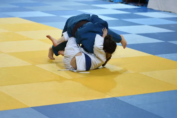 Dos Chicas Judoka Kimono Compiten Tatam —  Fotos de Stock