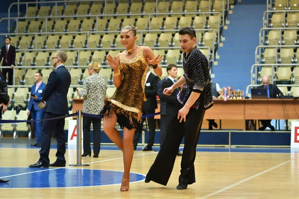 Orenburg Federacja Rosyjska Grudnia 2016 Dziewczyna Chłopak Tańczy Się Otwarte — Zdjęcie stockowe