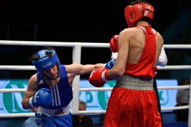 Orenburg, Rusya Federasyonu - 2017 yılı 6 Mayıs: çocuklar boksörler rekabet boks gençler, 1999-2000 d. arasında Rusya Şampiyonası