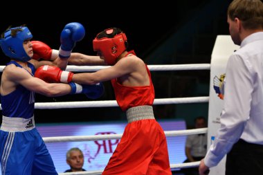Orenburg, Rusya Federasyonu - 2017 yılı 6 Mayıs: çocuklar boksörler rekabet boks gençler, 1999-2000 d. arasında Rusya Şampiyonası