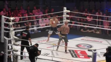 Orenburg, Rusya Federasyonu - 15 Haziran 2018 yıl: savaşçılar karışık dövüş sanatları (M-1 Challenge 94) turnuvasında 