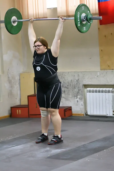 Orenburg ロシア 2017年12月16日 女の子は重量挙げとCuの選手権フィールドで重量挙げで競います — ストック写真