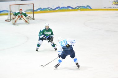 Orenburg, Rusya - 5 Nisan 2017 Erkekler buz hokeyi turnuvasında hokey oynar 