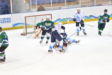 Orenburg, Rusya - 5 Nisan 2017 Erkekler buz hokeyi turnuvasında hokey oynar 