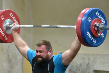 Orenburg, Rusya Federasyonu, 17 Aralık 2017 yıl: boys halter içinde Kupası için rekabet ve Halter Şampiyonası vardır