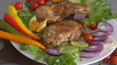 Taze otlar ile ızgara domuz üzerinde pişmiş