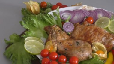 Taze otlar ile ızgara domuz üzerinde pişmiş