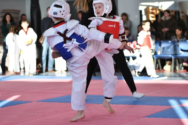 2018年1月27日 俄罗斯奥伦堡 孩子们在跆拳道参加奥林匹克保留区第2号锦标赛学校的比赛 — 图库照片
