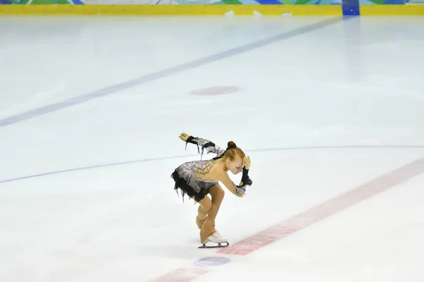 Orenburg Rusia Marzo 2018 Año Las Niñas Compiten Patinaje Artístico —  Fotos de Stock