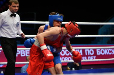 Orenburg, Rusya Federasyonu - 2017 yılı 6 Mayıs: çocuklar boksörler rekabet boks gençler, 1999-2000 d. arasında Rusya Şampiyonası