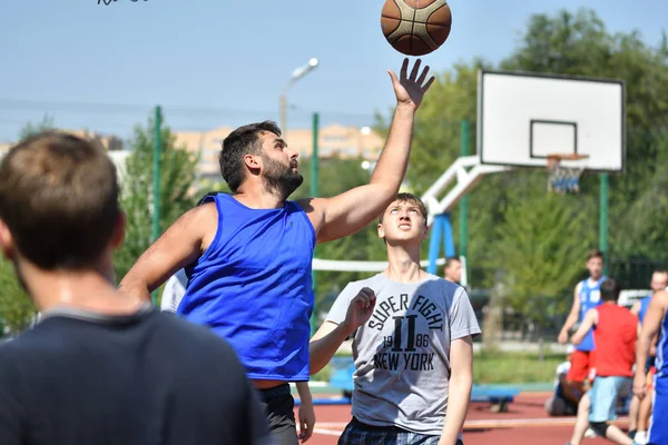 Orenburg Rusland Juli 2017 Jaar Mannen Spelen Basketbal Van Straat — Stockfoto