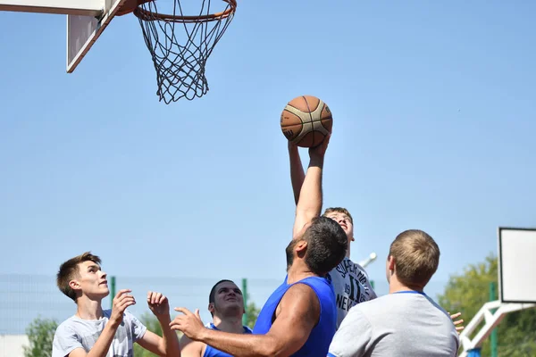 Orenburg Rússia Julho 2017 Ano Homens Jogam Basquete Rua Segunda — Fotografia de Stock