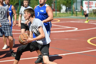 Orenburg, Rusya Federasyonu - 30 Temmuz 2017 yıl: millet, yaz sokak Basketbol Ligi ikinci turunda sokak basketbol oyun
